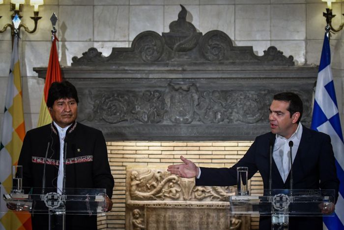 Unsere Fotos (© Eurokinissi) entstanden am Freitag im Amtssitz des griechischen Ministerpräsidenten Alexis Tsipras (r.) während eines Treffens mit dem Präsidenten Boliviens Evo Morales.