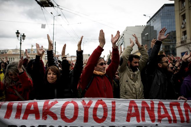 Unsere Fotos (© Eurokinissi) sind am Montag (14.1.) während eines Protestmarsches der Lehrer vor den Propyläen an der Panepistimiou-Straße entstanden.