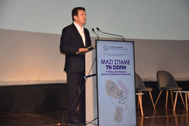 Unser Foto (© Facebook / mc) zeigt Bürgerschutzminister Michalis Chryssochoidis während einer Veranstaltung der Initiative „Gemeinsam brechen wir das Schweigen – 13 Städte: Eine Front gegen häusliche Gewalt“ auf Kreta.