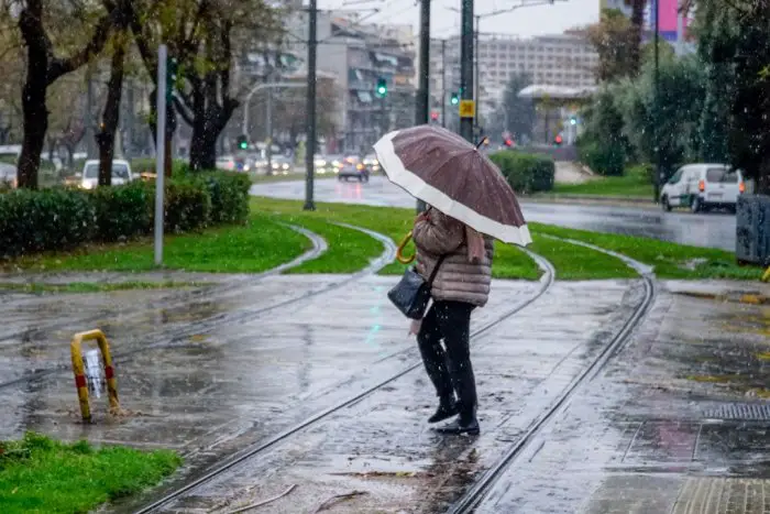 Der Regenschirm wird heute zum wichtigen Hilfsmittel, wie auf unserem Archivfoto  (© Eurokinissi).