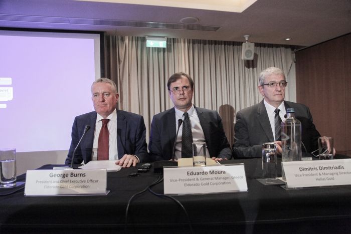 Unser Titelfoto (© Eurokinissi) entstand während der außerordentlichen Pressekonferenz von Eldorado Gold am Montag.