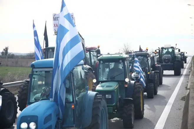 Unser Archivfoto (© Eurokinissi) zeigt Bauern mit ihren Traktoren auf dem Weg zu Protestaktionen.