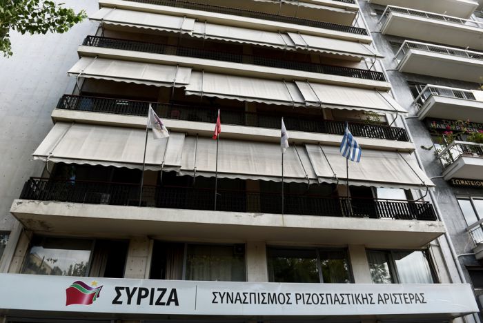 Unser Foto (© Eurokinissi) zeigt die Zentralen Büros der Regierungspartei SYRIZA am Athener Koumoundourou-Platz.