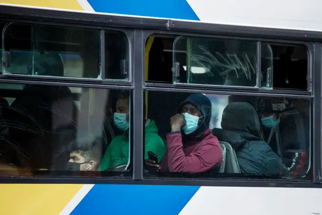 Ab heute ist der Griff zur Maske in Hellas ÖPNV nicht mehr verpflichtend (© Eurokinissi).