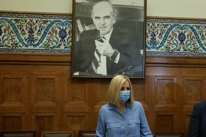 Unser Archivfoto (© Eurokinissi) zeigt PASOK-Chefin Fofi Gennimata. Im Hintergrund ein Foto des PASOK-Gründers Andreas Papandreou (1919–1996).