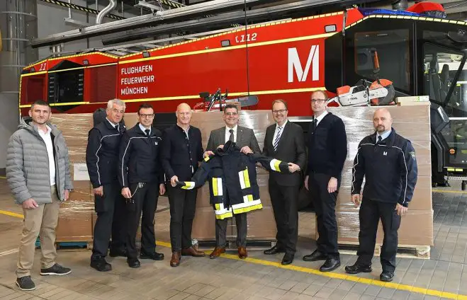 Übergabe der Feuerwehruniformen für Chania auf dem Gelände des Münchner Flughafens (Foto: ak)