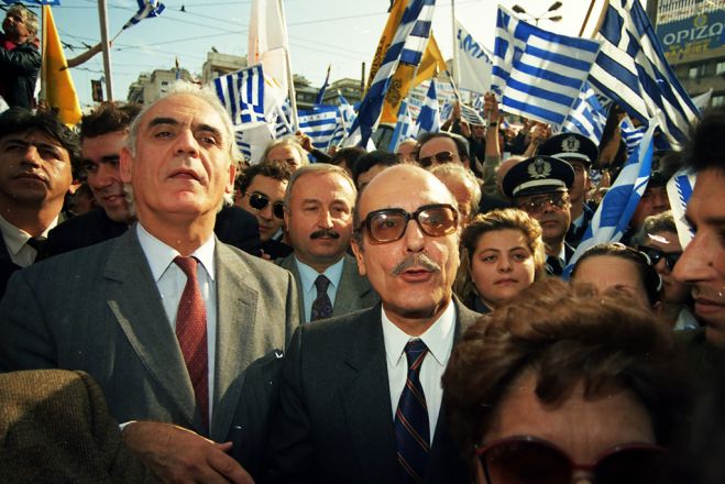 Unser Archivfoto entstand im Dezember 1992 während einer Protestkundgebung gegen die Benutzung des Namens „Mazedonien“ durch das nördliche Nachbarland am Vardar (Uno-Kurzbezeichnung: FYROM). Links im Bild: Akis Tsochatzopoulos, rechts neben ihm der spätere Staatspräsident Kostis Stefanopoulos (1995 bis 2005).