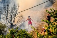 Feuer in Achaia: Freiwillige beim Einsatz (Foto: © Eurokinissi)