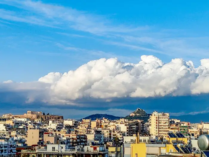 Unser Foto (© Eurokinissi) zeigt den Winterhimmel über der Hauptstadt Athen.