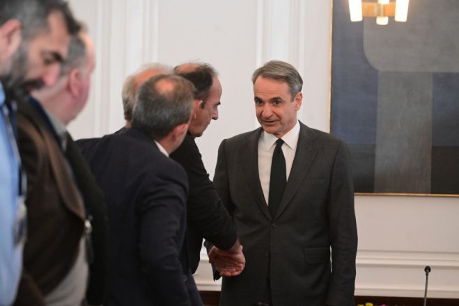 Unser Foto (© Eurokinissi) entstand am Montag (19.1.) während eines Treffens zwischen Premierminister Kyriakos Mitsotakis und Vertretern der Landwirte.