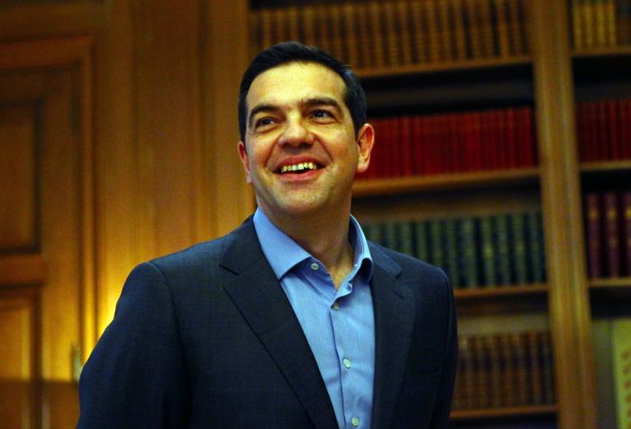 Unser Foto (© Eurokinissi) zeigt Ministerpräsident Tsipras in seinem Amtssitz.