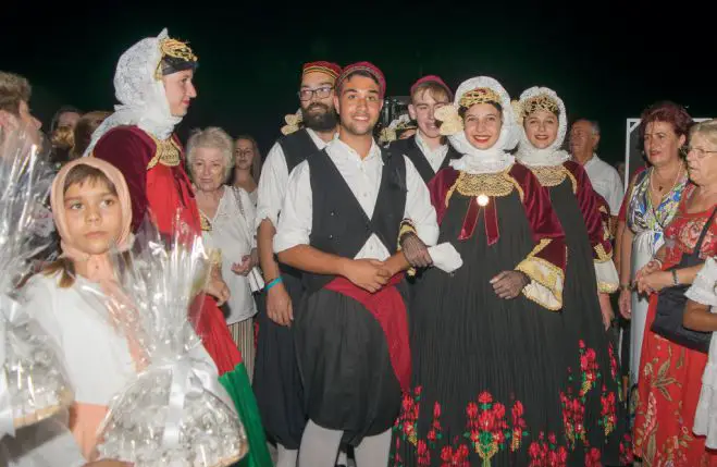 Auf unserem Foto (© Eurokinissi) wird eine traditionelle Hochzeit auf der Insel Skopelos nachgestellt.