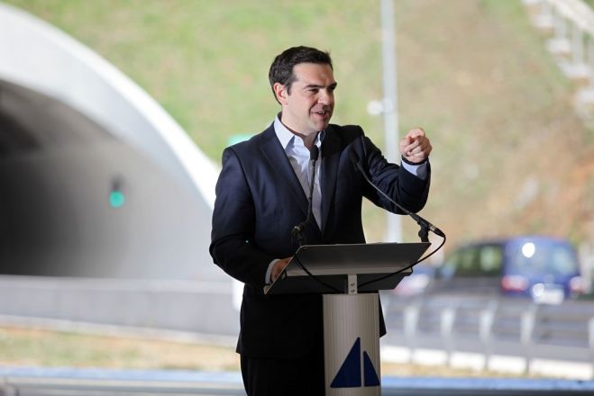 Unser Foto (© Eurokinissi) zeigt Ministerpräsident Alexis Tsipras bei der Einweihung des neuen Autobahnabschnitts.