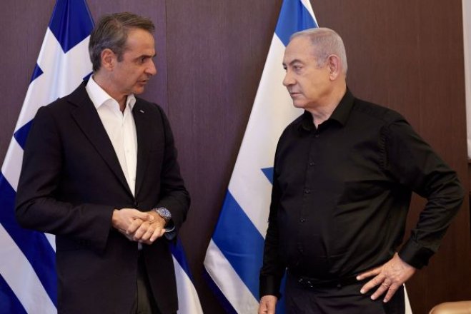 Unser Archivfoto (© Eurokinissi) zeigt den griechischen Premierminister Kyriakos Mitsotakis (l.)  mit seinem israelischen Amtskollegen Benjamin Netanjahu bei einem Treffen im Oktober 2023.