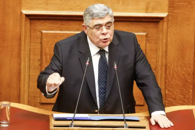 Unser Foto (© Eurokinissi) zeigt den Vorsitzenden der Chryssi Avgi, Nikos Michaloliakos, im Parlament.