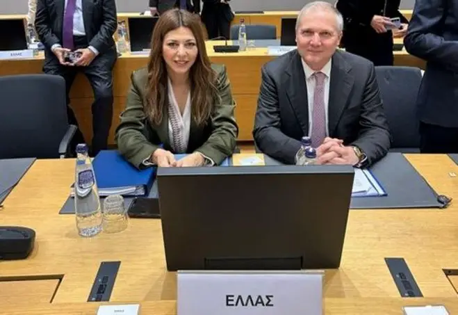 Unser Foto (© griechisches Bildungsministerium) zeigt Bildungsministerin Sofia Zacharaki (l.) während EU-Bildungsministerkonferenz in Brüssel.