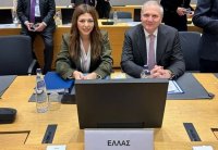 Unser Foto (© griechisches Bildungsministerium) zeigt Bildungsministerin Sofia Zacharaki (l.) während EU-Bildungsministerkonferenz in Brüssel.
