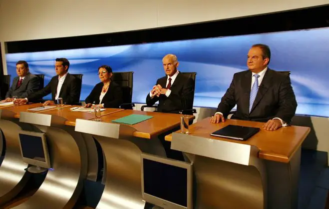 Unser Archivfoto (© Eurokinissi) entstand während einer Fernsehdebatte 2009. Zu erkennen sind von rechts nach links der ehemalige Ministerpräsident Kostas Karamanlis (2004-2009), der spätere Premier Jorgos Papandreou (2009-2011), die damalige Generalsekretärin der Kommunistischen Partei (KKE) Aleka Papariga, der derzeitige Ministerpräsident Alexis Tsipras und der Vorsitzende der rechtspopulistischen Partei LAOS Jorgos Karatzaferis.