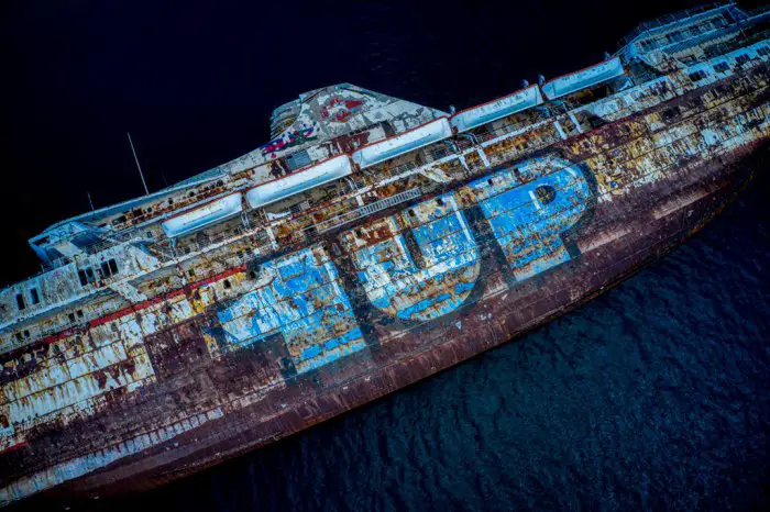 Unser Archivfoto (© Eurokinissi) zeigt ein Schiffswrack vor Elefsina.