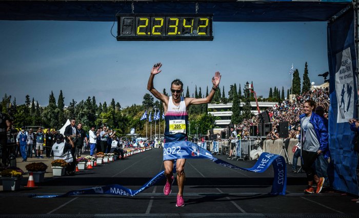 Unser Foto  (© Eurokinissi) zeigt den letztjährigen Gewinner Charalampos Pitsolis aus Griechenland. In diesem Jahr gehen zwei Kenianer favorisiert ins Rennen.