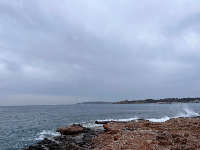 Unser Foto zeigt die wolkenverhangene Küste bei Vouliagmeni (Griechenland Zeitung / Anny Schmidt).