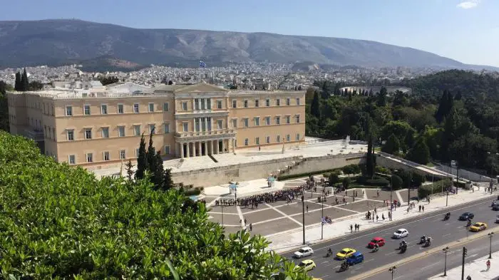 Auf dem Foto (© Griechenland Zeitung / Andreas Dengler) ist der ehemalige Königspalast zu sehen, der seit 1929 der Sitz des griechischen Parlaments ist.