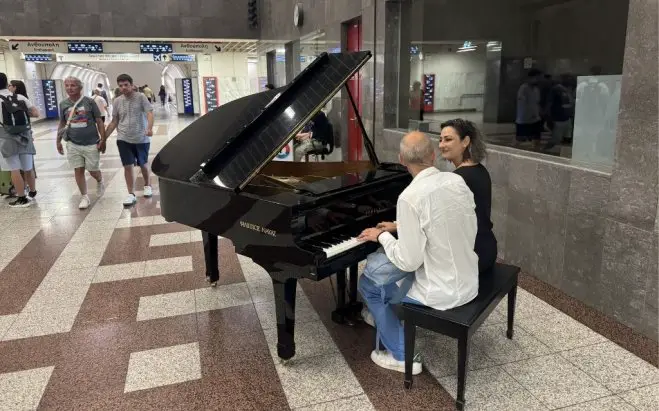 Zwei Passanten spielen gemeinsam auf dem Klavier (Foto: © GZ/Elisa Warwas)