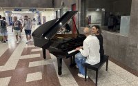 Zwei Passanten spielen gemeinsam auf dem Klavier (Foto: © GZ/Elisa Warwas)
