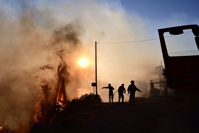 Feuer in Kouvaras (© Eurokinissi)