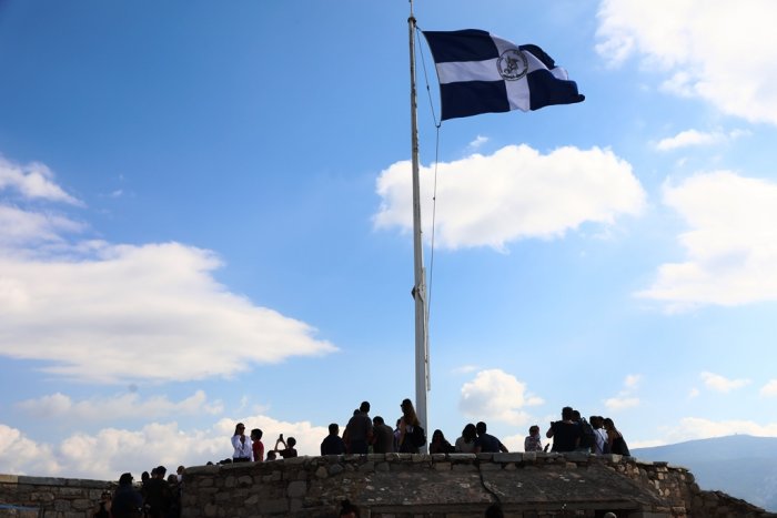 Foto (© Eurokinissi): Am Freitag, dem griechischen Nationalfeiertag (28.10.; „Ochi-Tag“) herrscht überwiegend heiteres Wetter. 