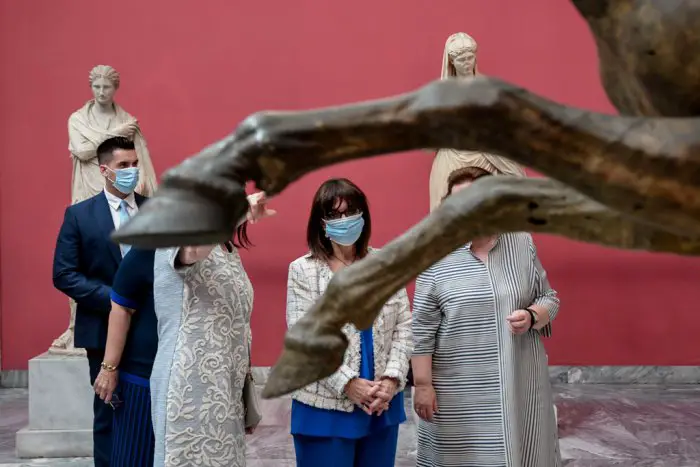 Unser Archivfoto (© Eurokinissi) entstand während eines offiziellen Besuches von Staatspräsidentin Katerina Sakellaropoulou (m.) und Kulturministerin Lina Mendoni im Archäologischen Museum in Athen.