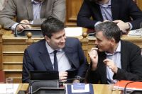 Unser Archivfoto (© Eurokinissi) zeigt Finanzminister Efklidis Tsakalotos (r.) mit seinem Stellvertreter Jorgos Chouliarakis während einer Debatte im Parlament.