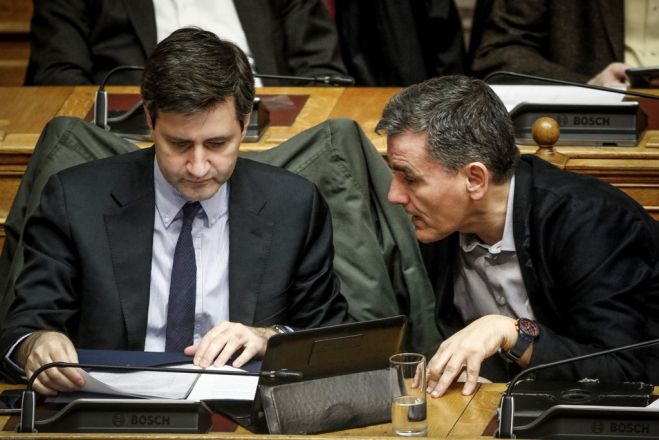 Unser Archivfoto (© Eurokinissi) zeigt Griechenlands Finanzminister Evklidis Tsakalotos (r.) gemeinsam mit seinem stellvertretenden Minister Jorgos Chouliarakis. Diese Aufnahme entstand am 15. Januar im griechischen Parlament.