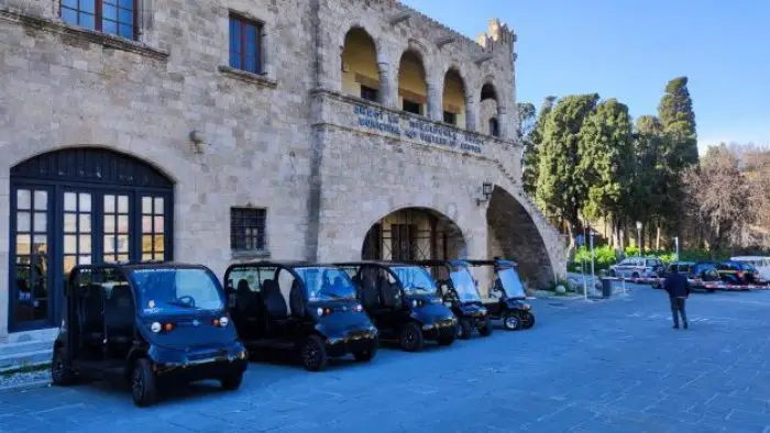 E-Autos auf Rhodos (Foto: https://transportation.kolossos2047.gr)