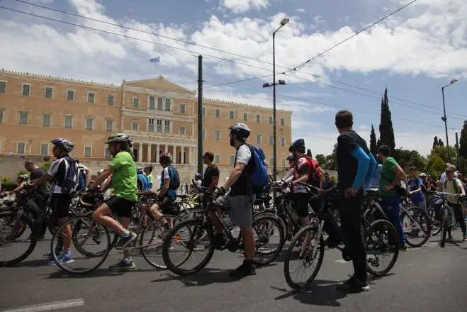 Unser Archivfoto (© Eurokinissi) entstand am 15. Mai 2016 vor dem griechischen Parlament während einer Fahrradtour in Athen.  
