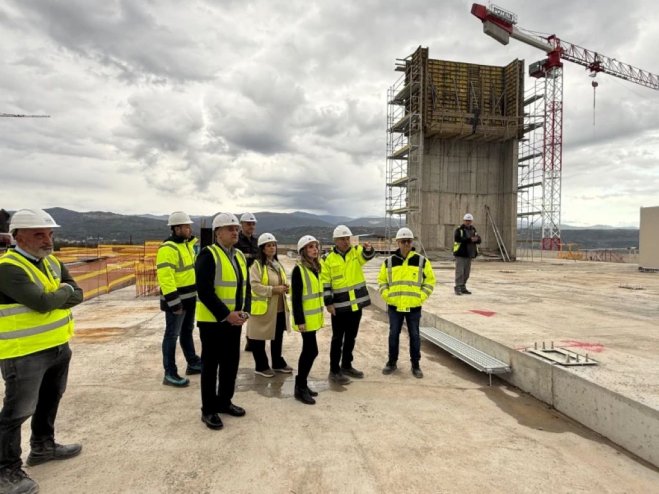 Unser Foto (© Pressestelle des Gesundheitsministeriums) entstand während des Besuches der Generalsekretärin für Dienstleistungen im Gesundheitsministerium Lilian Vildiridi auf der Baustelle des künftigen neuen Krankenhauses von Sparta auf der Peloponnes.