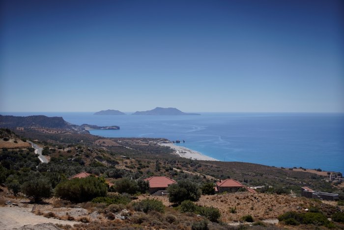 Unser Foto (© Griechenland Zeitung / Elias Jones) entstand im vergangenen Sommer auf Kreta und zeigt den Blick auf den Strand von Triopetra im Süden der Insel.