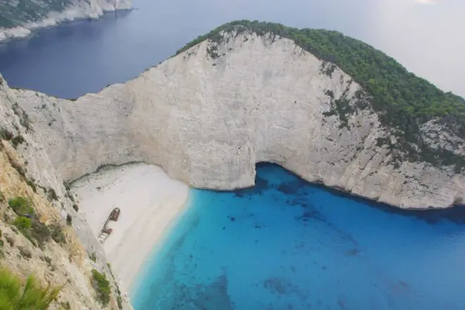 Das Foto (© eurokinissi) zeigt den pittoresken Strand der Navagio-Bucht auf Zakynthos.