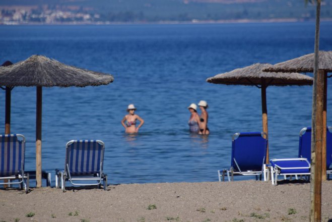 Das verdiente Urlaubsbad im Mittelmeer. Vor der Abreise an die Küsten Griechenlands sollte man jedoch einige Dinge beachten. Unser Foto (© Eurokinissi) zeigt einen Strand auf der Peloponnes.