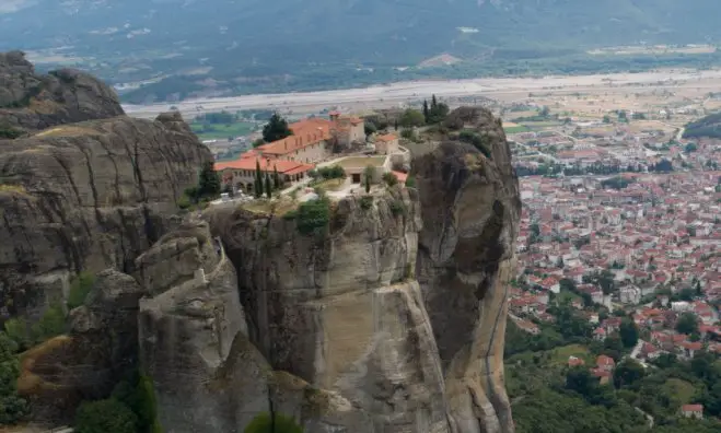 Unser Archivfoto (© Eurokinissi) zeigt die atemberaubende Lage der heiligen Meteora-Klöster.