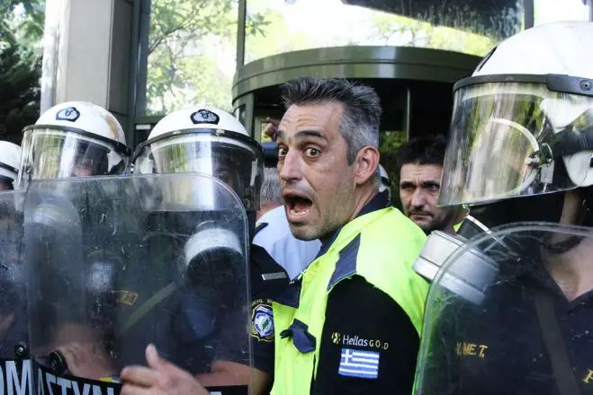 Unsere Fotos (© Eurokinissi) entstanden mehrheitlich vor dem Entwicklungsministerium in Athen. Außerdem ist Umweltminister Jorgos Stathakis abgebildet, der heute (13.9.) zu diesem Thema eine Pressekonferenz gab.