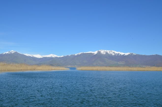 Unser Foto (© Griechenland Zeitung / Jan Hübel) zeigt den Kleinen Prespa-See an der nördlichen Grenze des Landes.