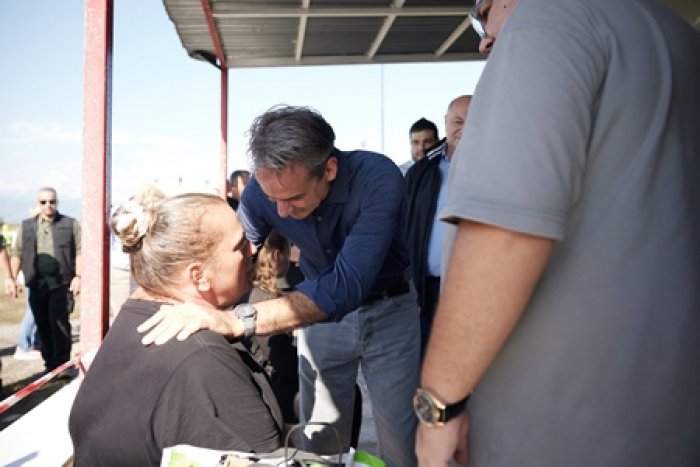 Regierungschef Kyriakos Mitsotakis bei seinem Besuch der Überschwemmungsgebiete (© Foto: Eurokinissi) 