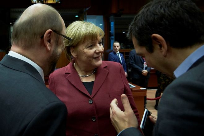 Unser Foto (© Eurokinissi) zeigt Ministerpräsident Tsipras (r.) gemeinsam mit Bundeskanzlerin Merkel und dem Präsidenten des Europäischen Parlaments Martin Schulz.
