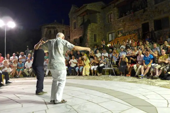 Das Foto (© kl) zeigt das sehr beliebte Kalolimano Theater in Xiropigado auf der Peloponnes.