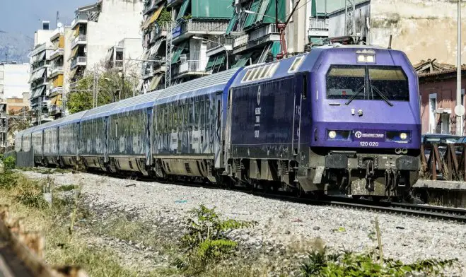 Archivfoto (© Eurokinissi): Eine Zug fährt in Richtung Athener Bahnhof. 