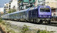 Archivfoto (© Eurokinissi): Eine Zug fährt in Richtung Athener Bahnhof. 