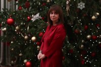 Unser Foto (© Eurokinissi) zeigt Staatspräsidentin Katerina Sakellaropoulou vor dem Weihnachtsbaum im Präsidialpalais.