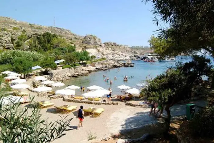 Unser Archivforo (© Eurokiniss) zeigt die Strandanlage von Kallithea.