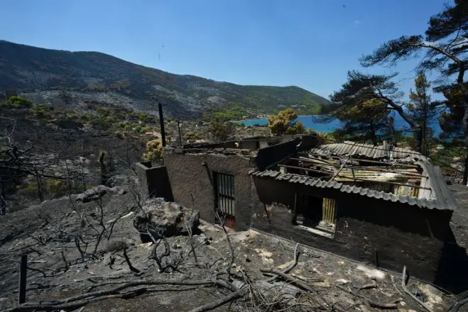 Unser Foto (© Eurokinissi) entstand nach dem Waldbrand in Westattika.